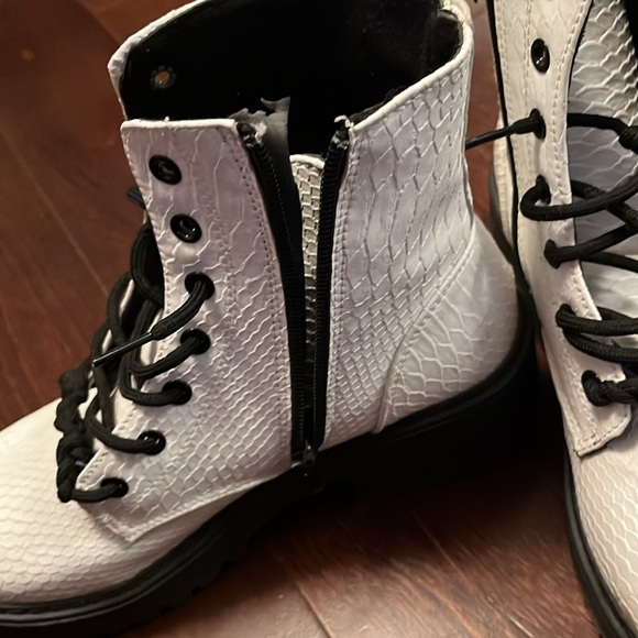 ⭐️ White scaled style boots- size 38 - Picture 6 of 8